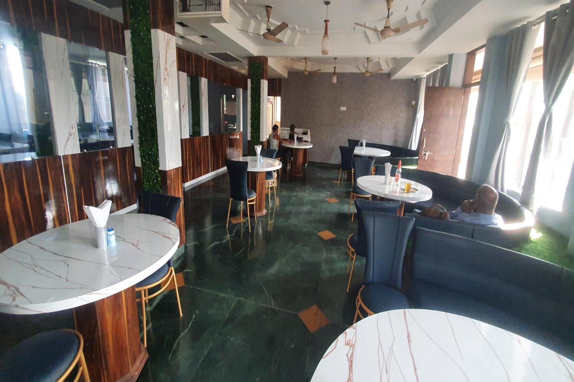 Oyo Hotel Rajshree Akolia Bagian luar foto